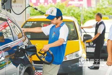 這兩天民眾不必急著加油,等周一宣布降價再去加。圖為今年初油價調降,加油站排隊加油的人潮。(本報資料照片)