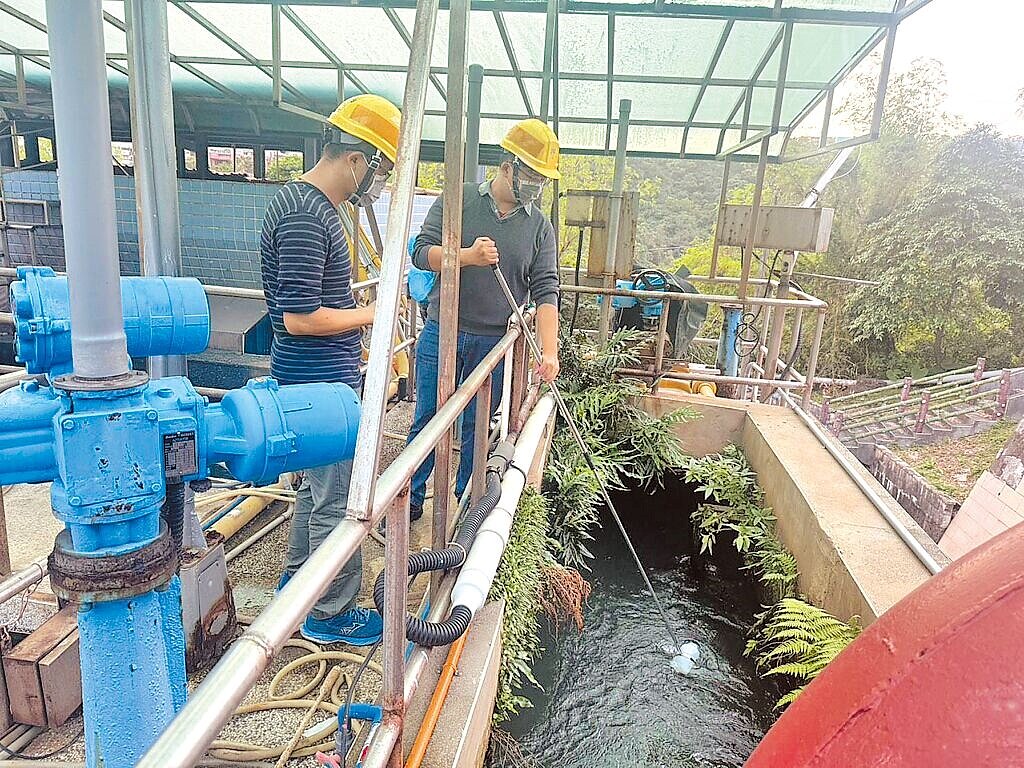 台灣自來水公司八堵抽水站人員巡查時發現基隆河面疑有油汙，立即停止抽取基隆河原水並採樣。圖為檢測新山淨水廠情形。（台水第一區管理處提供／徐佑昇基隆傳真）