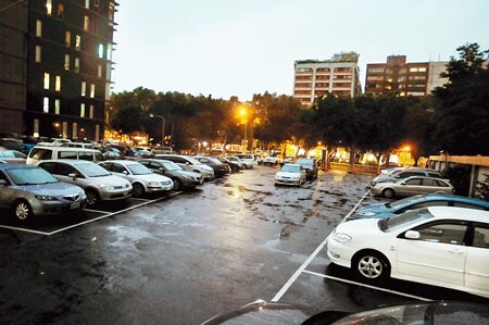 
　台北市敦化北路土地，緊鄰敦化北路244巷，現為停車場，由大陸建設取得。圖/洪錫龍
 