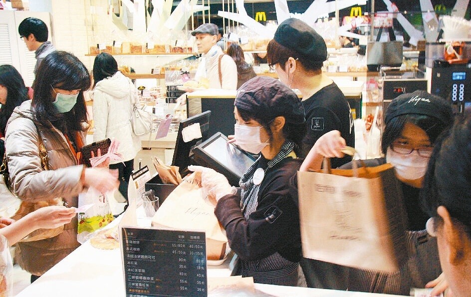 今年景氣復甦,國內多數勞工盼不到加薪。圖為賣場上食品服務業員工,埋頭工作狀況。 本報系資料庫