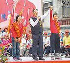 康市場拜票　陳成立總部