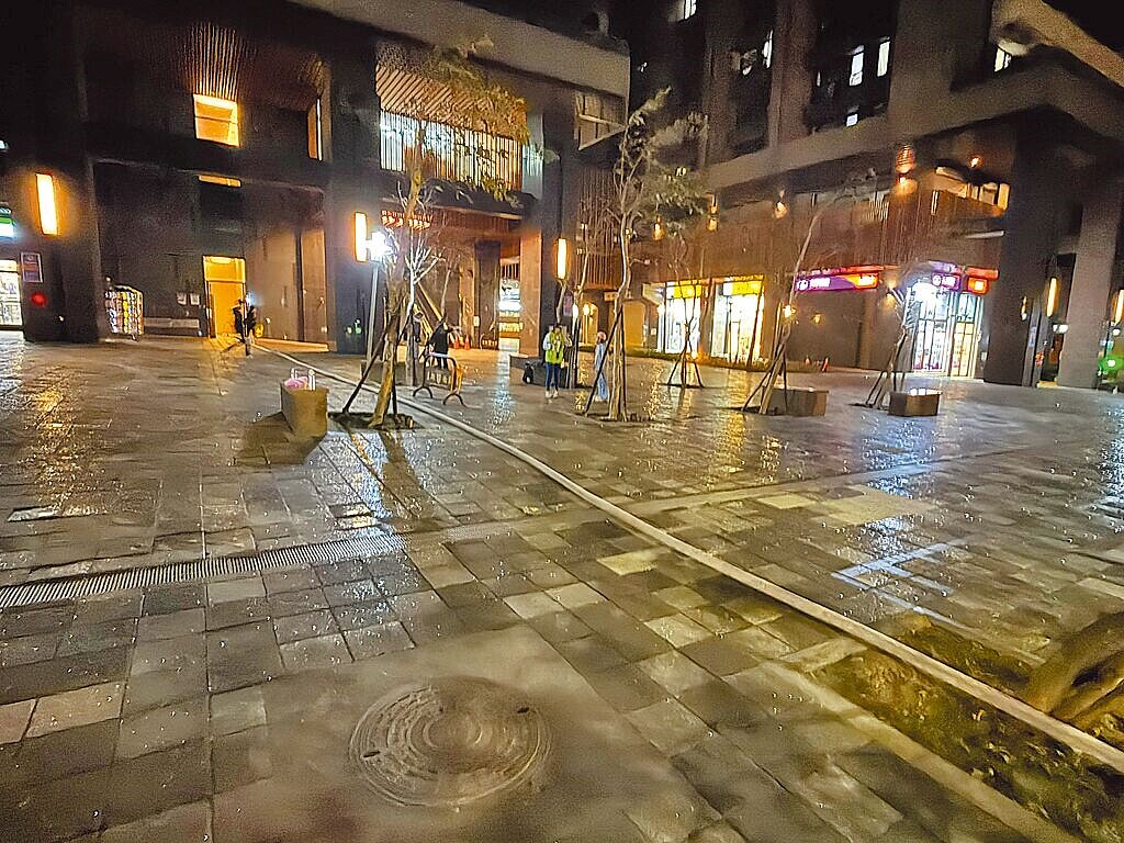 淡水區崁頂里長海洋都心社區截至12月2日晚間大部分社區仍無水，影響約近萬人，新北工務局派遣水車將水「直接灌水塔」。圖／崁頂里長吳庭岳提供