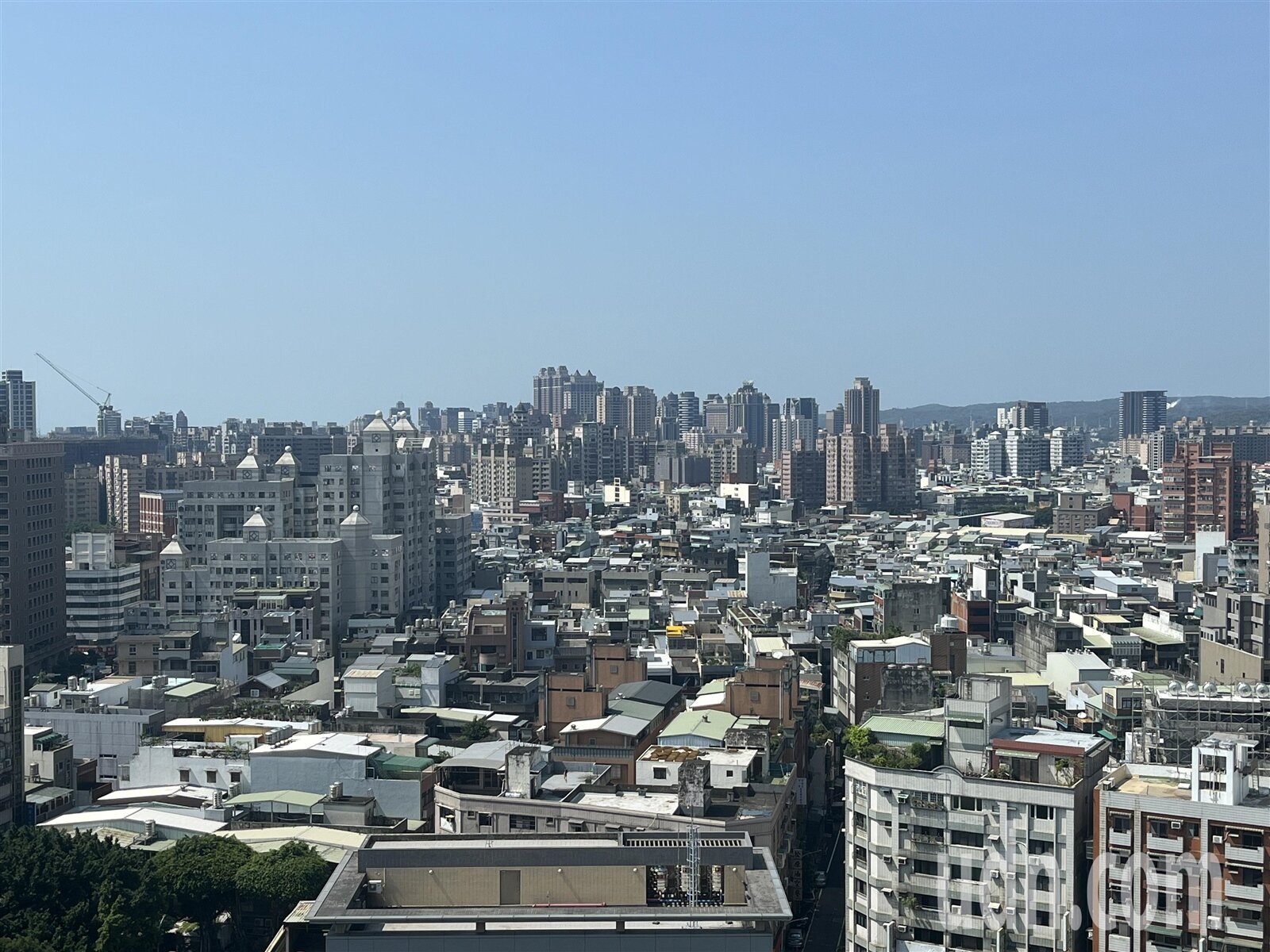 桃園建物公安申報明年列管對象擴大，6樓以上建物都得做，都發局為此也增編修繕補助經費。記者陳俊智／攝影 