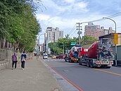 重車高速穿梭　新北汐止、八里通學路危機四伏