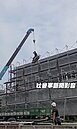 誇張！工人嬉鬧坐吊車綁模板「從4層樓垂降」　職安署將開罰廠商