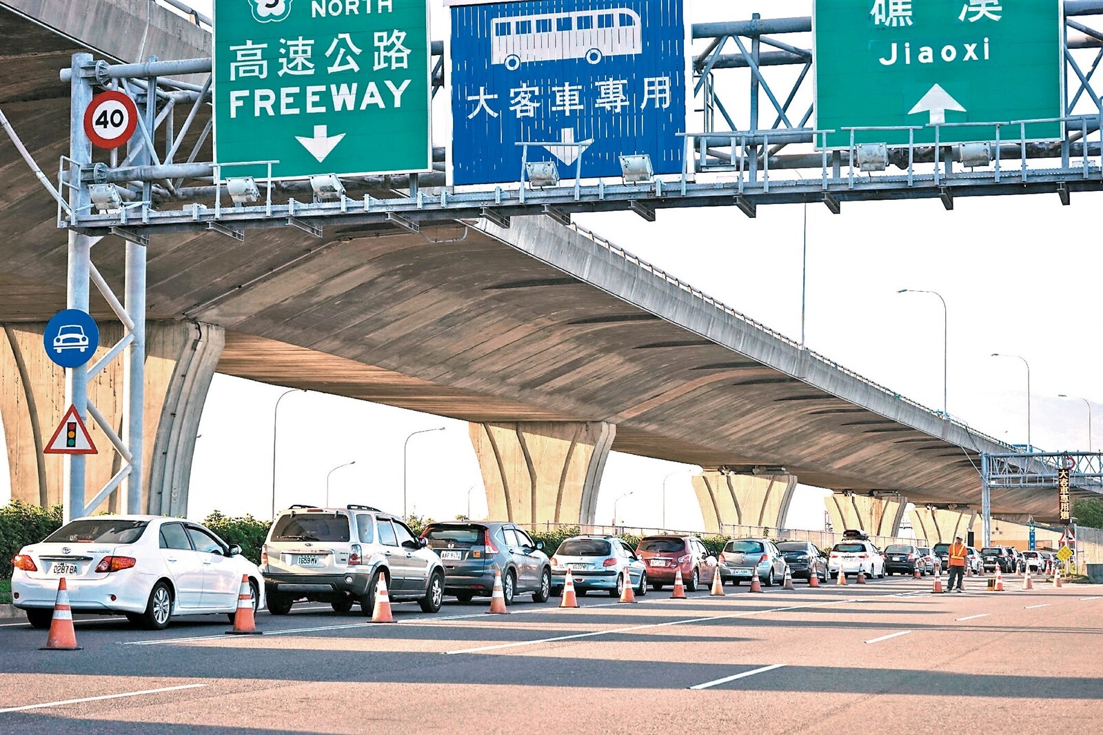 國慶日連假昨天收假，民眾開車大排長龍，等著要上國道5號宜蘭交流道。 記者王燕華／攝影