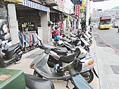 基隆想搭公車　違停機車擋道