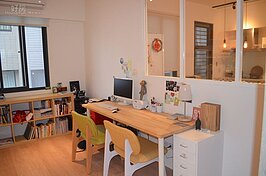能夠透視的玻璃窗，讓Sara在書房工作不會感到寂寞。