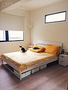 邊間的採光超棒，但為了擺放床鋪，將原本的落地窗與窗戶都縮小。