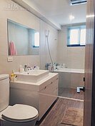 合併後的衛浴空間很寬敞，採乾濕分離，並鋪設木紋磚。