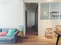 走道底的空間規劃為儲藏室，做好強大的收納。