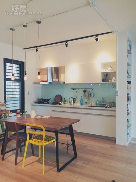 
4.廚房以實木餐桌混搭不同的椅子，搭配垂吊的愛迪生燈泡很有特色。