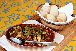 法亞餐廳內沒有貴到不行的法國頂級美食，而是以法國當地鄉村菜為主。喜歡美食的露西本身也燒的一手好菜，遇到同樣是作菜高手的先生，激盪出國人不用出國也可吃到的美味法國鄉村菜。