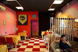 整個餐廳布置並非富麗堂皇，但是手繪的塗鴉牆卻營造出家一般的溫暖。