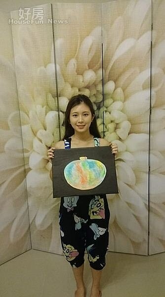 2.為了擋穿堂煞,特別買了藝術屏風來遮擋。(取自雞排妹臉書)