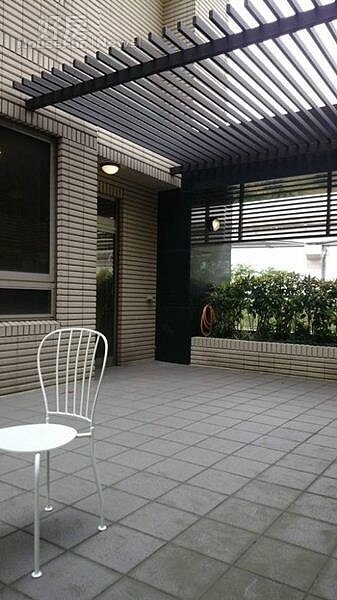 6.房間外有個超大露台,美中不足的是遠方有電塔。