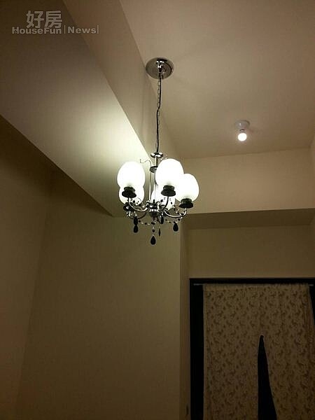 7.因為房東沒做裝潢,使得天花板過高,容易讓人心高氣傲,可用有水晶裝是吊燈來化解。