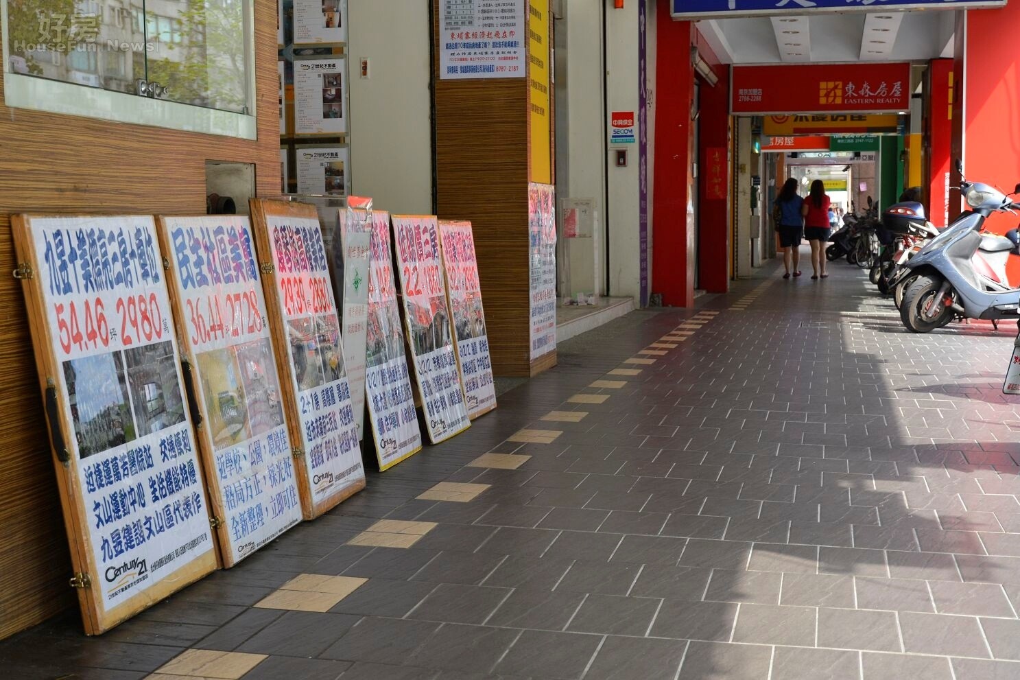 房仲店面冷清情境。（好房網News記者 陳韋帆／攝影）