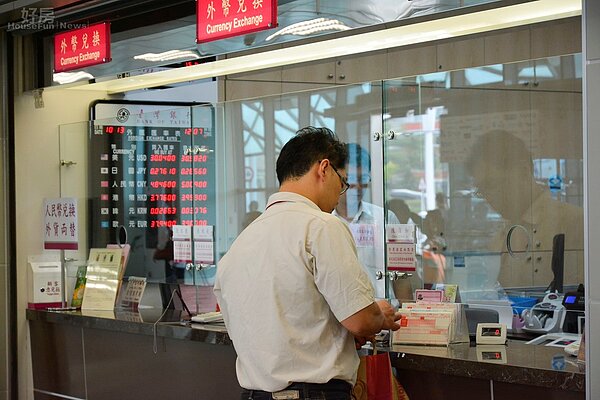民眾兌換外幣情境圖。（好房網News記者 陳韋帆／攝影）