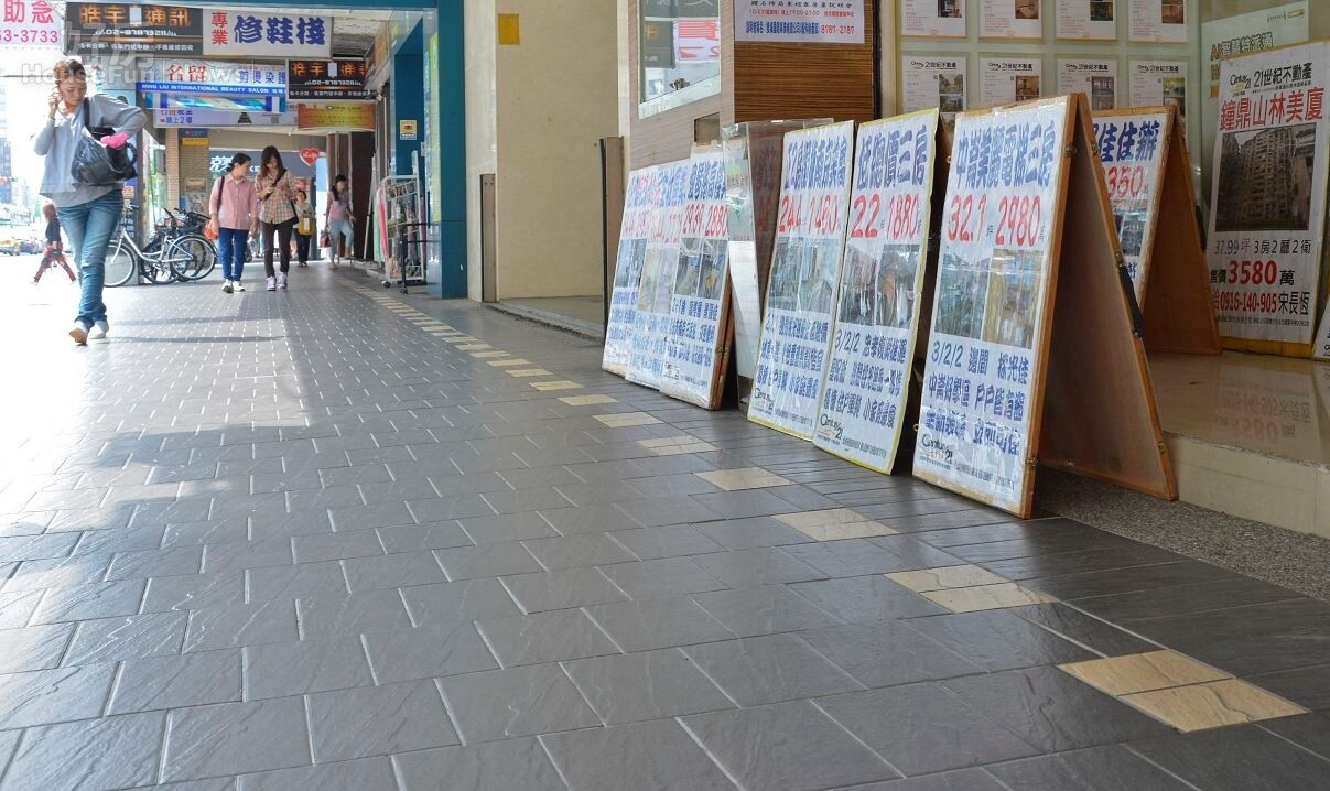 房仲店頭冷清情境。(好房網News記者 陳韋帆/攝影)