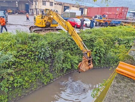 
基隆市政府追查基隆河遭汙染元凶，發現倉儲業者沒有妥善處理廢水即排放到碇內大排，市府工務處清理大排時水面浮起一層不明油汙。（張志康攝）
