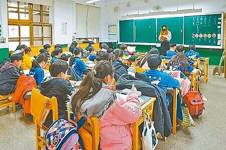 
台北市教師人力嚴重缺乏，市議員張文潔指出，不單純只是因少子化，教師工作高壓又缺乏支持也為主因，市府雖然有提供教師免費心理諮商服務，但地點竟在陽明山，恐讓有需求的教師望之卻步。（本報資料照片）全國各縣市安心專線1925
