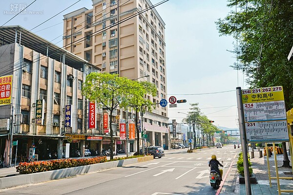 中和高中門口街景，附近多為屋齡很高的老屋。（好房網News記者 陳韋帆／攝影）