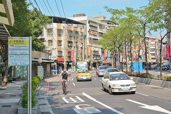 中和高中門口街景,附近多為屋齡很高的老屋。(好房網News記者 陳韋帆/攝影)
