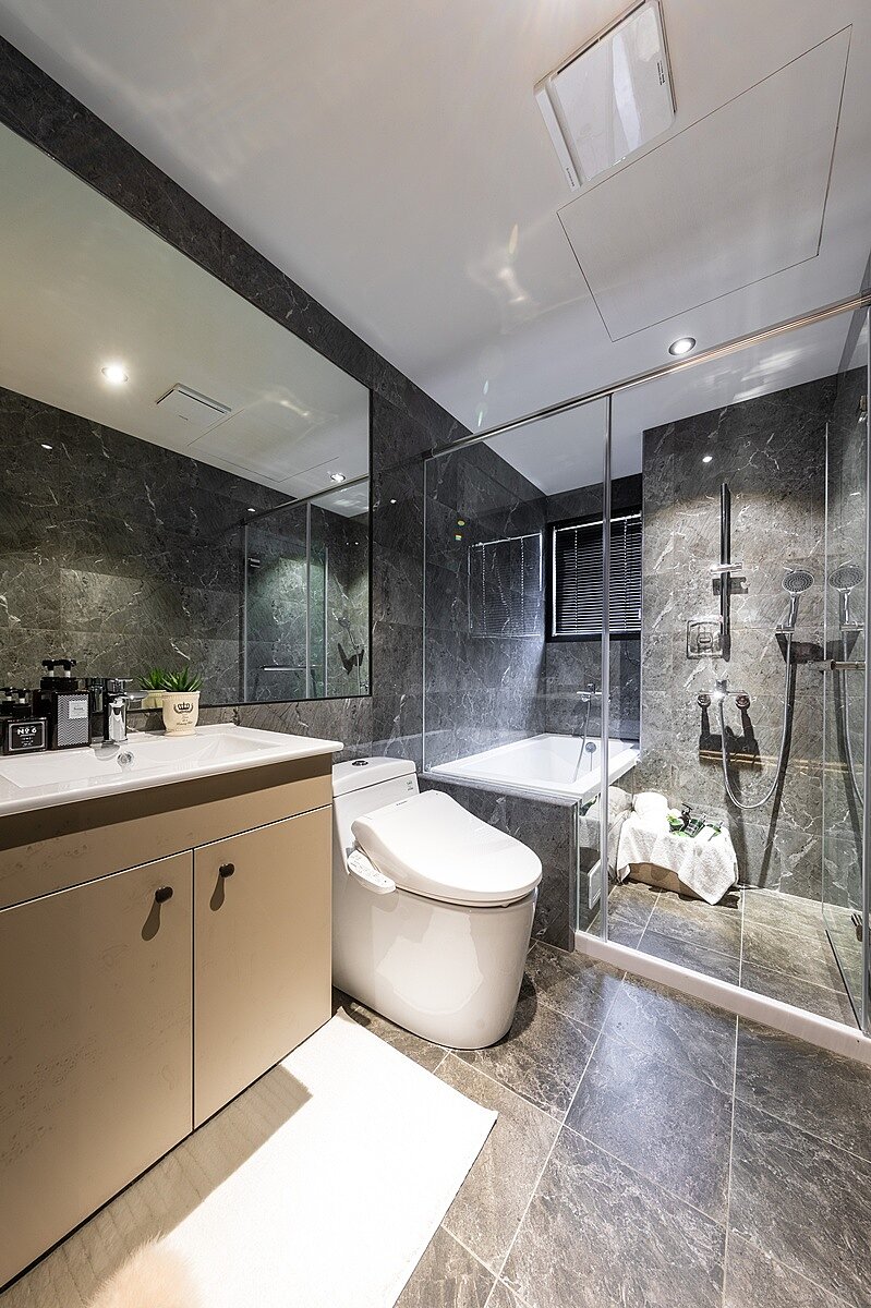 衛浴採用義大利進口的CASSINA，配有大明鏡、浴櫃。圖／鴻灃COMO提供
