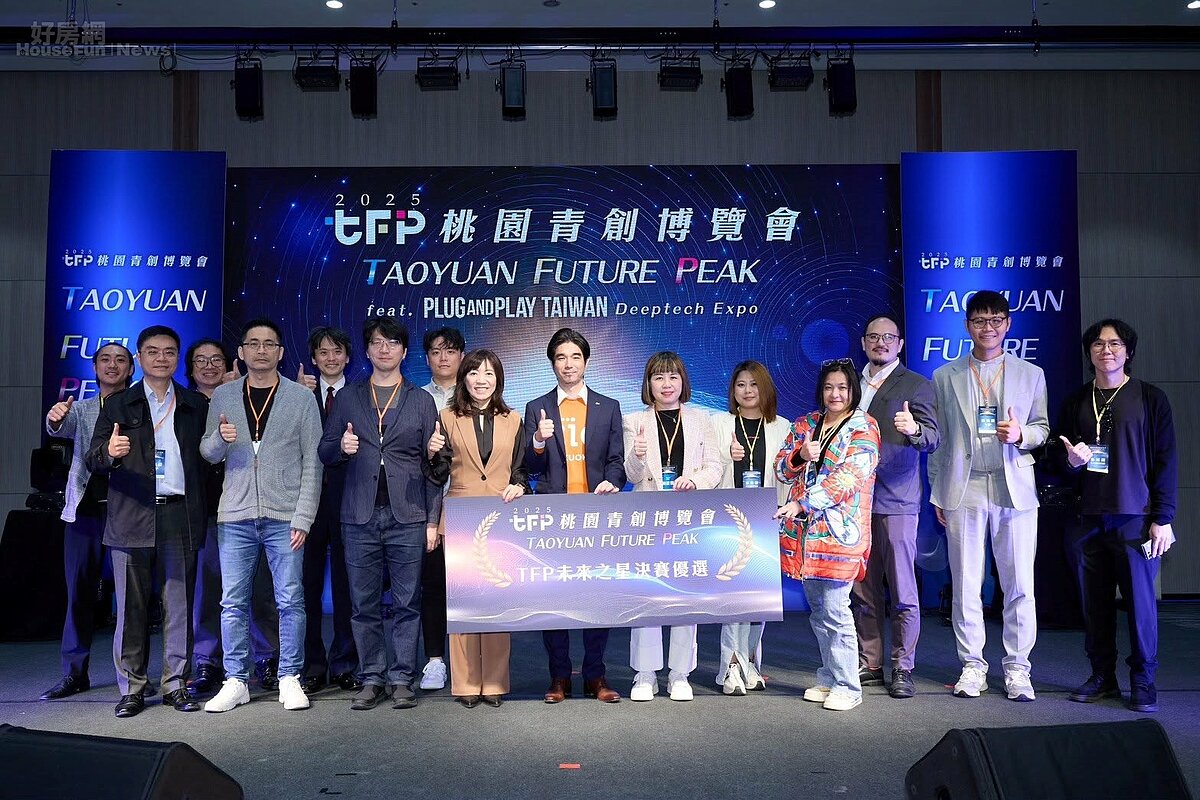 ▼桃園市青年局長侯佳齡（中）與2025TFP未來之星評審團及決賽優選八強團隊合影。（照片提供／桃園市政府青年事務局）