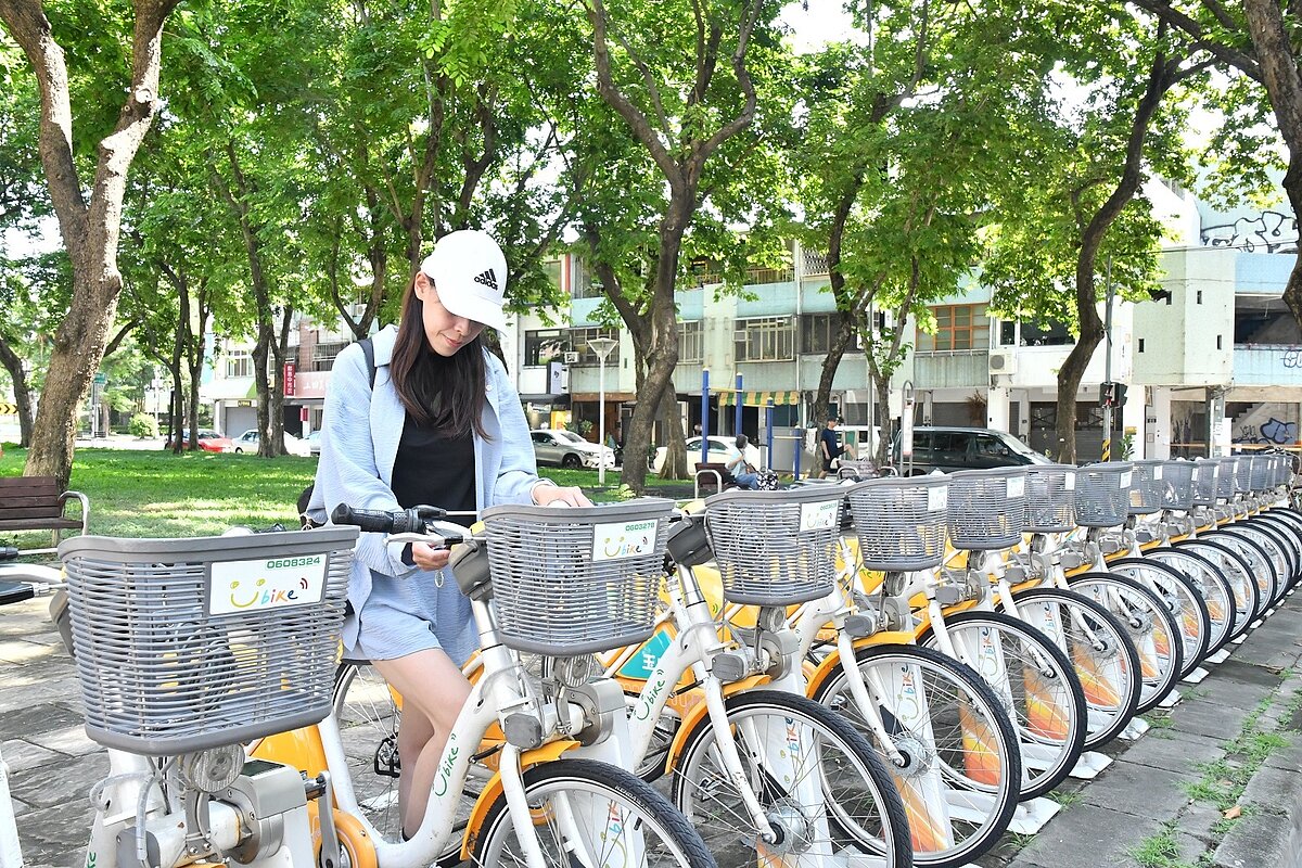 台中市交通局表示,明年起使用YouBike皆需完成投保,否則無法借還車;YouBike保險完全免費,最高可理賠100萬元。圖/台中市政府提供