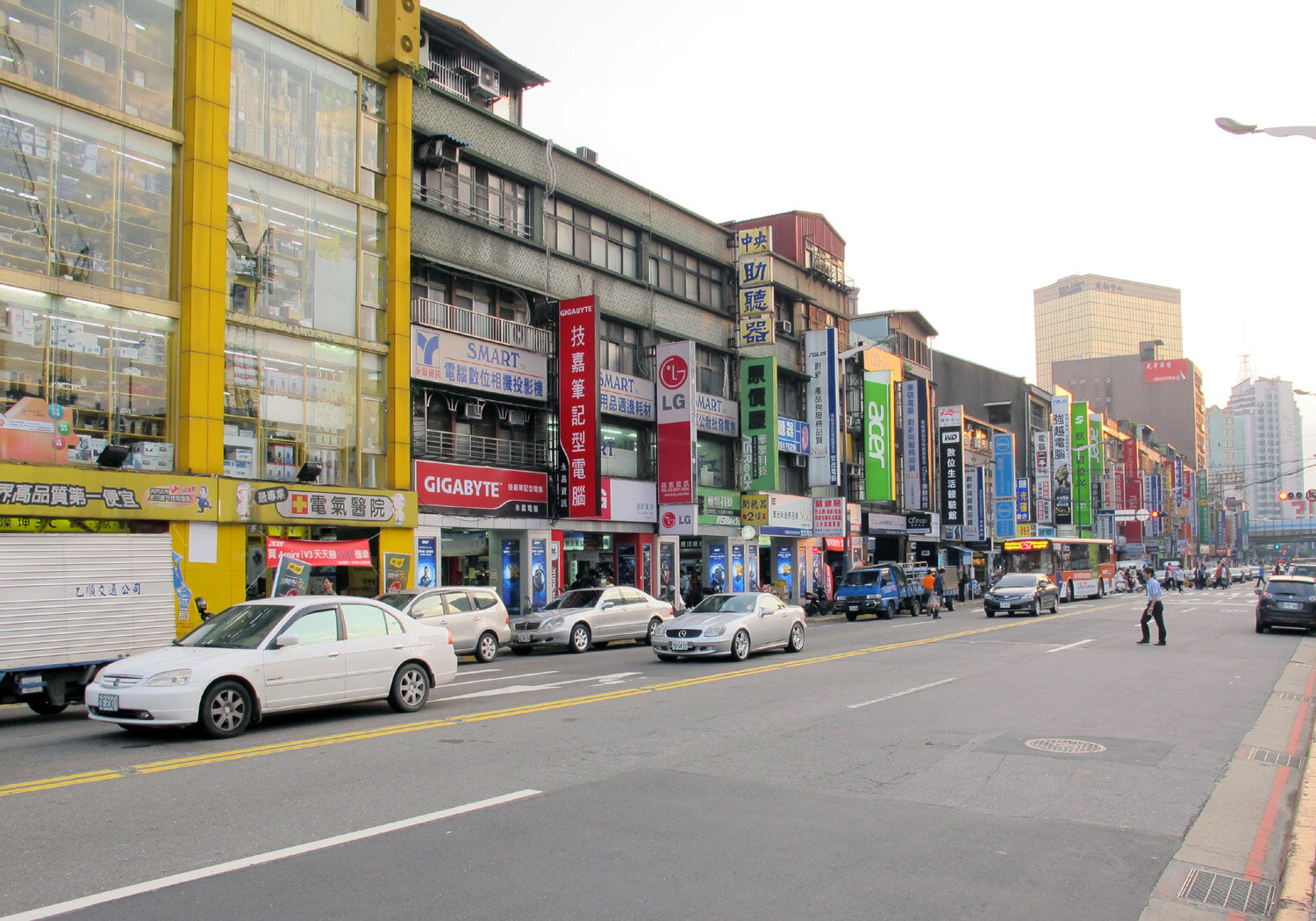 6.住家距離3C聖地光華商場僅1分鐘路程,這對於經常要為工作室添購新器材的Kate尤其方便!