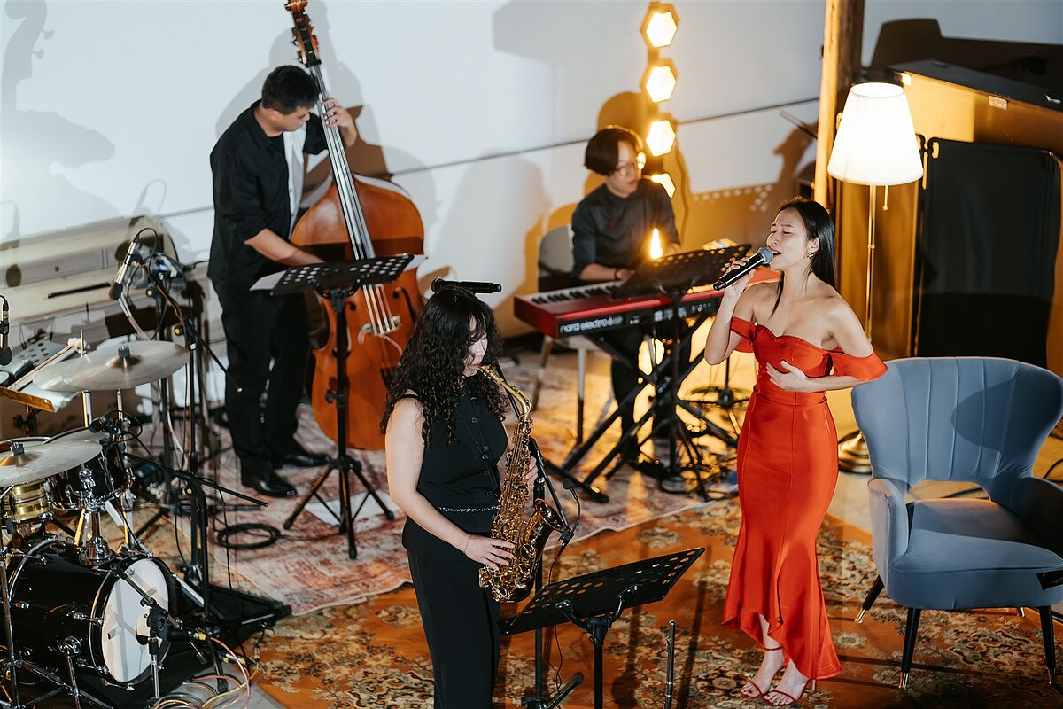 金曲爵士女聲Francis Tsai法蘭現場演唱多首專輯曲目。圖／業者提供