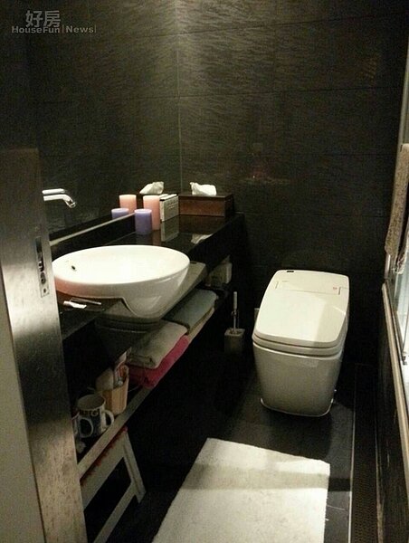 呂文婉家衛浴設備的設計與材質也很不錯，她戲稱是「帝寶款」