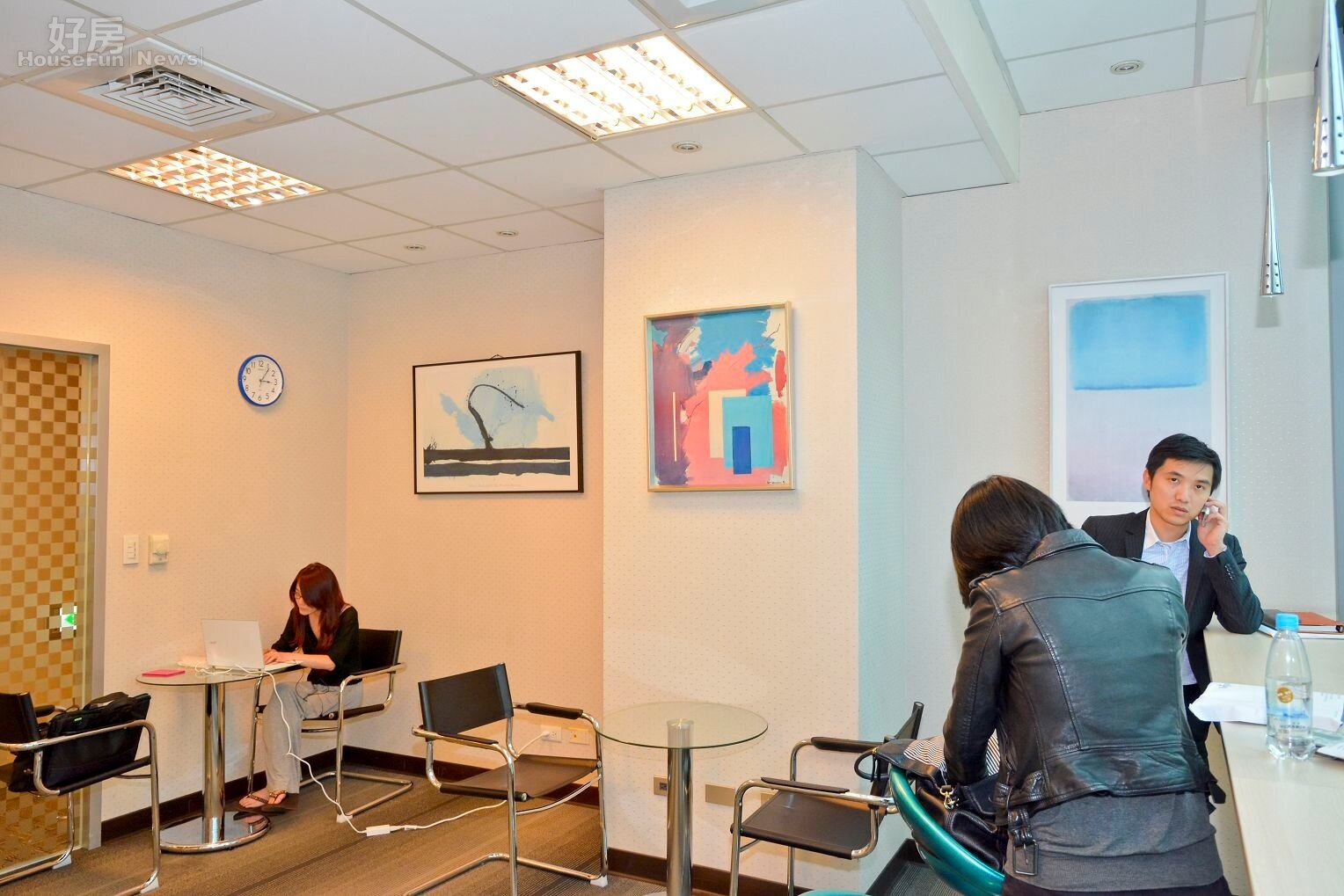 雷格斯出租的商辦也有會客室、交誼廳。(好房網News記者 陳韋帆/攝影)