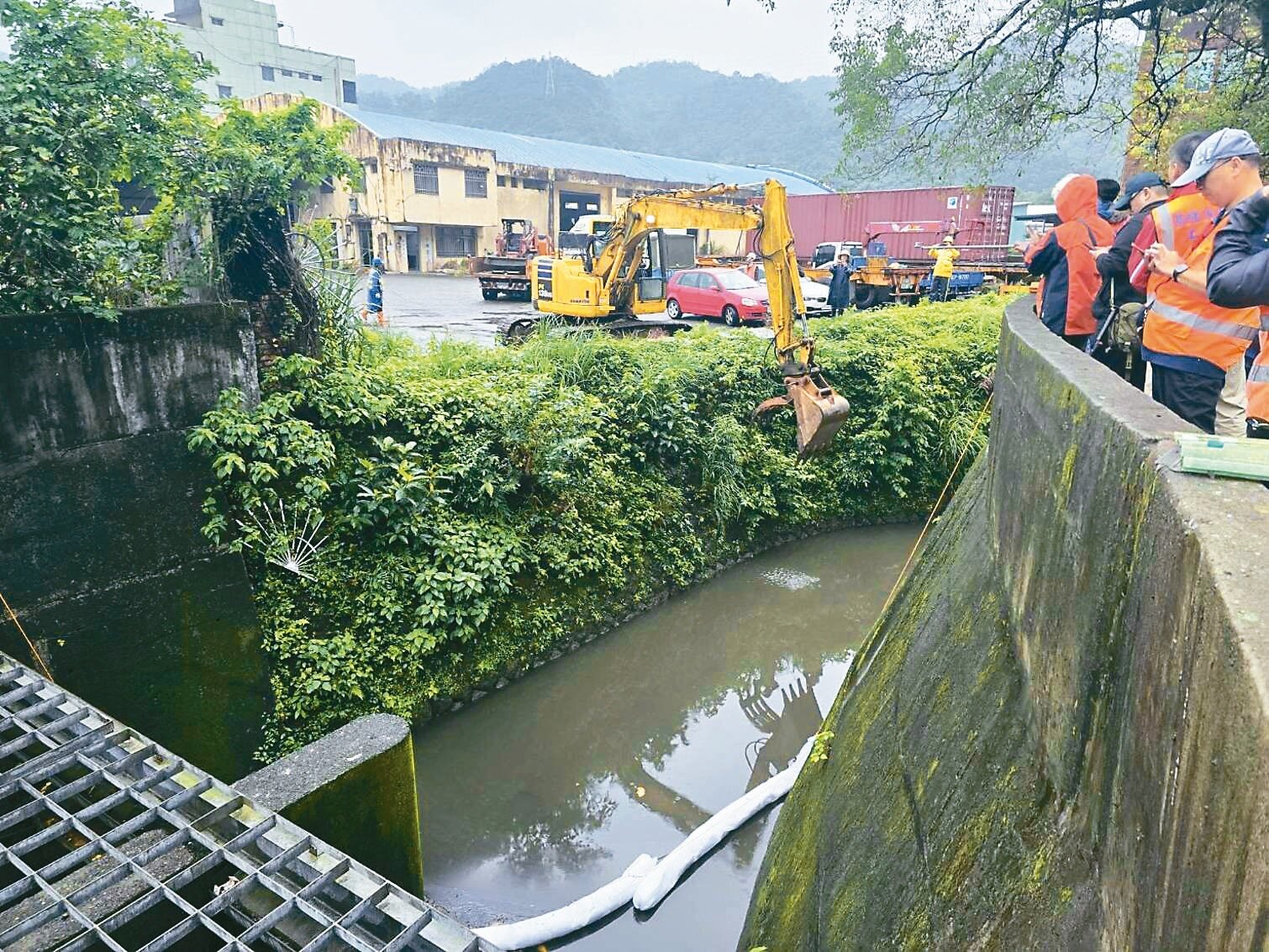 基隆環保局在碇內大排(見圖)查獲兩家業者汙染河川,卻與八堵抽水站汙染無關;環境部指汙染源疑來自廢油汙水收運清理業者,市府及檢方都未證實。記者游明煌/攝影