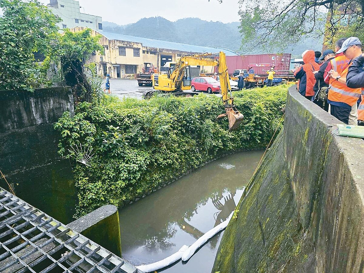 基隆環保局在碇內大排（見圖）查獲兩家業者汙染河川，卻與八堵抽水站汙染無關；環境部指汙染源疑來自廢油汙水收運清理業者，市府及檢方都未證實。記者游明煌／攝影 