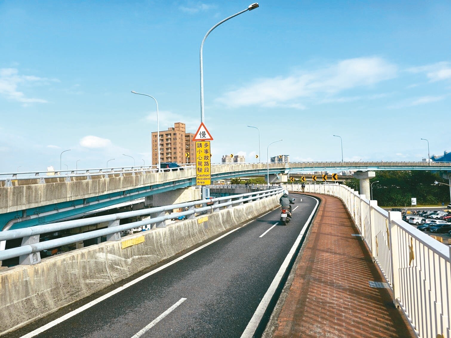 北市華中橋的機車引道被議員抨擊是「死亡三連彎」，要求市府調整。記者邱書昱／攝影 