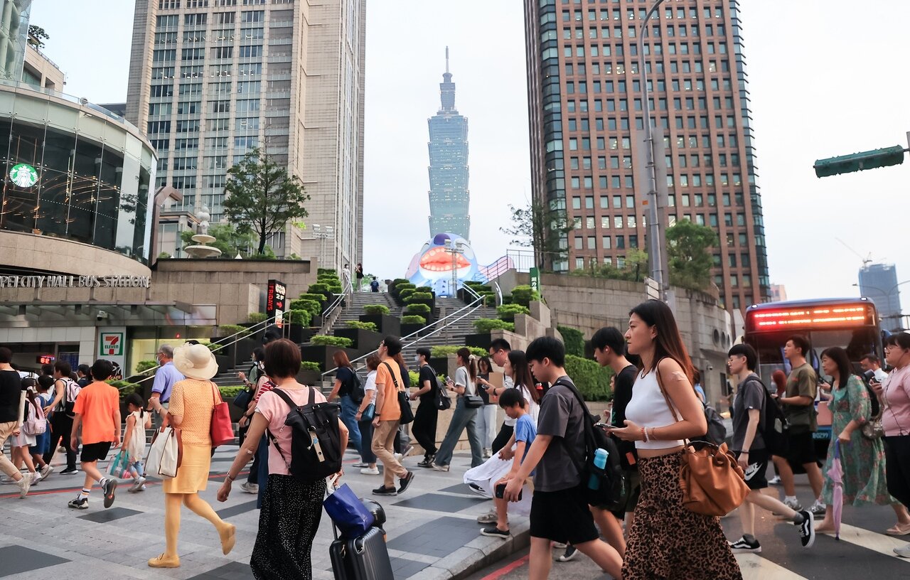 內政部10日公布11月戶口統計。截至11月底，台灣人口總數為2,330萬6,085人，與10月相比減少4,768人，已是連續23個月的減少。 記者余承翰／攝影