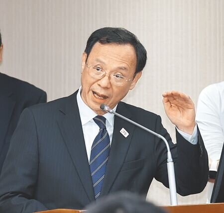 
醫美手術醫師資格擬調整為11個大外科，納家醫科及急診科。衛福部長石崇良10日強調，不認同視家醫科為大外科，而急診科訓練與外科也有落差，將再與醫界討論。（劉宗龍攝）
