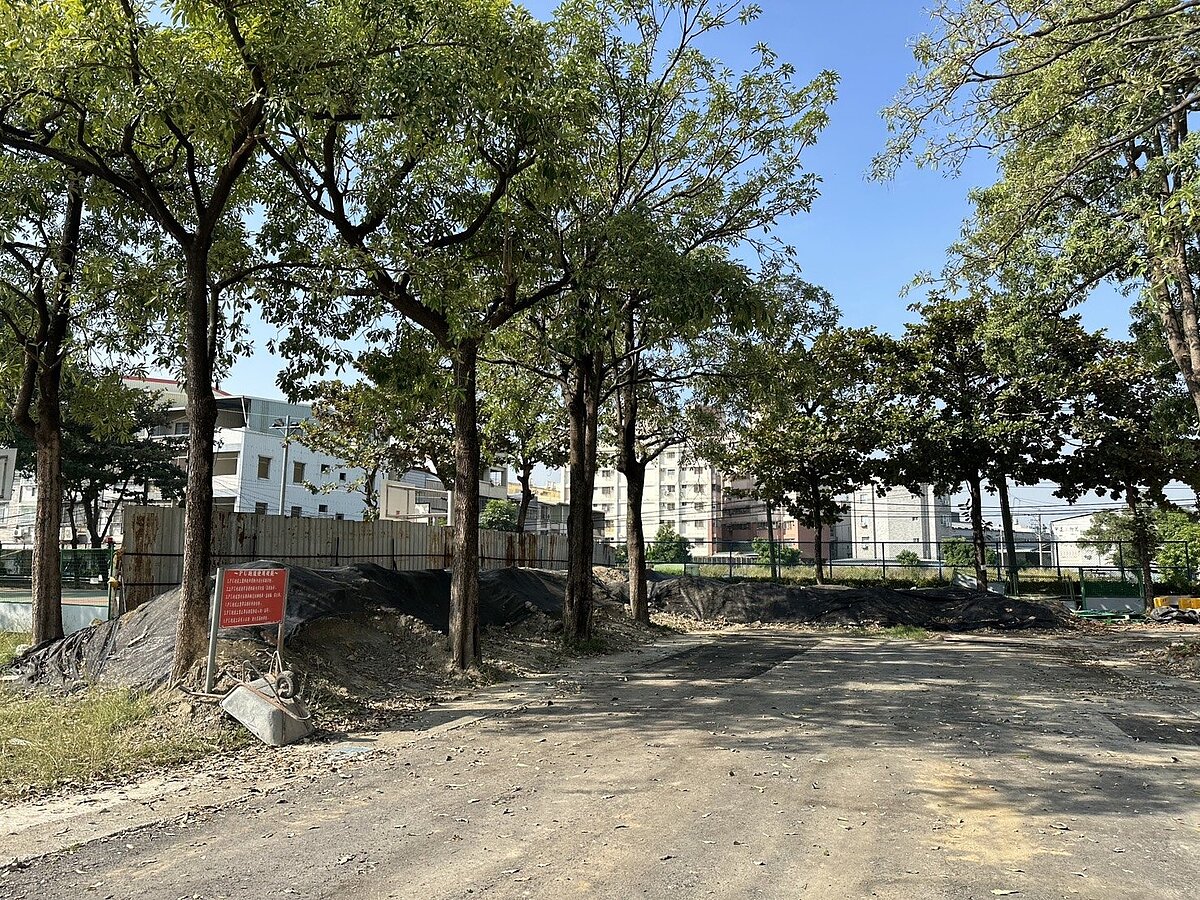 大寮國小PU跑道重建工程所挖出的土方量未達1400立方公尺進場門檻,無法進入土資場,導致土石堆置在校園內。圖/市議員邱于軒提供