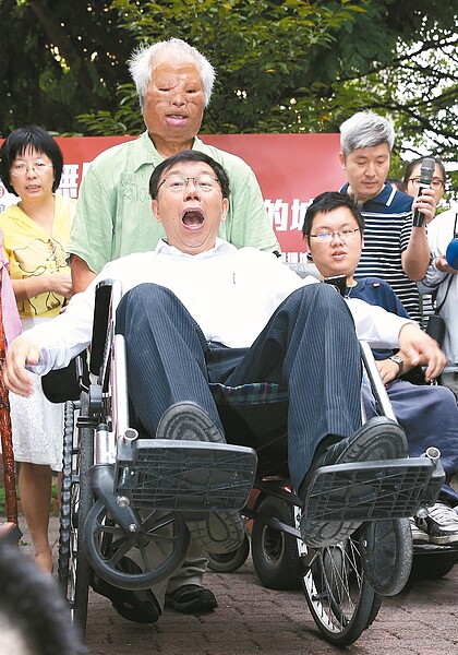 柯文哲上午在松江公園體驗無障礙設施,柯P下坡時一度因為推輪椅腳度太陡受到驚嚇。 記者趙文彬/攝影