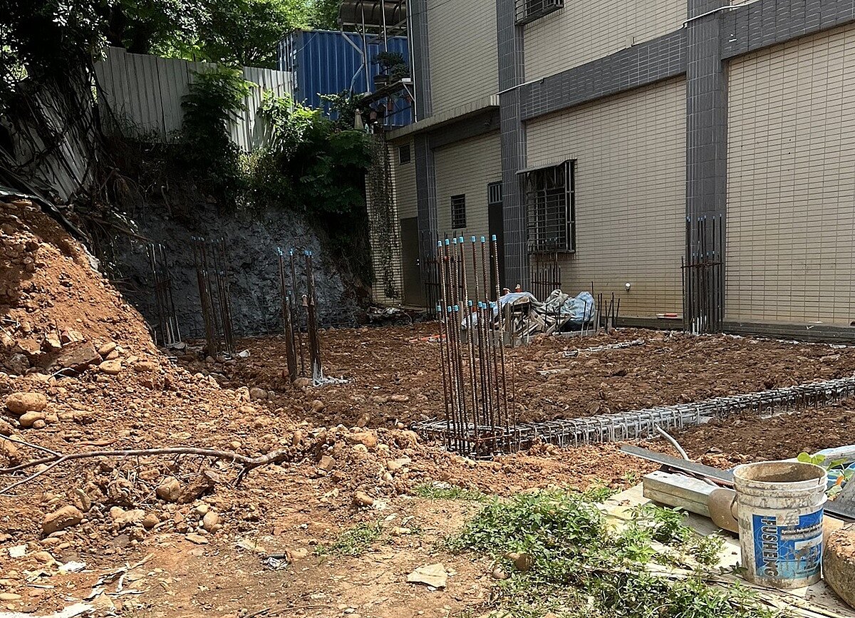 護理人員合資要蓋日照中心,卻遇上工程蟑螂!陸續支付超過500多萬元,現況卻是只看到地基,加上生鏽鋼筋,工程拖延嚴重。圖/住保會提供