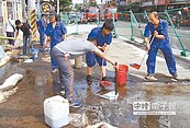 台中軍油管破裂　地面冒油