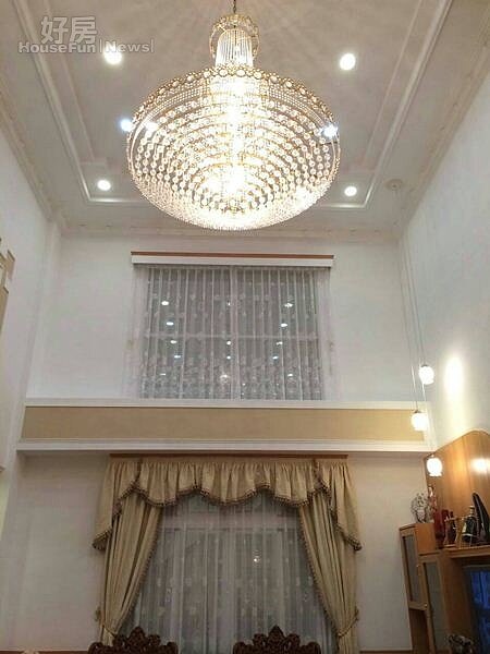 3.房子挑高3米,以金色為主軸,相當大器。