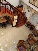 屋內有著舊式大戶人家的迴旋梯。