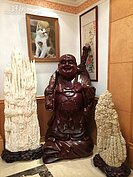 客廳放了一尊很大的木雕彌勒佛，旺男女主人。