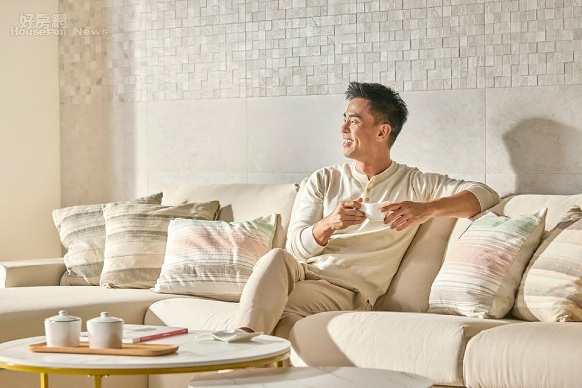 盡顯明亮大器空間 台灣建材品牌新系列展現多重環保優勢 ▼新品推薦代言人柯有倫分享,希望陪伴更多家庭打造兼具質感與環保的生活空間。(照片提供/紅螞蟻磁磚)