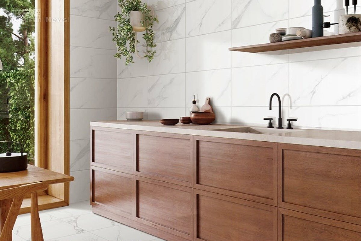 盡顯明亮大器空間 台灣建材品牌新系列展現多重環保優勢 ▼新品適用多元場域,居家客廳、玄關、廚房壁面及飯店、接待大廳等公共空間皆能展現大器視覺。(照片提供/紅螞蟻磁磚)