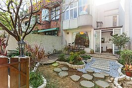 簡單的石踏板以及花園，營造出簡單樸實的風格。